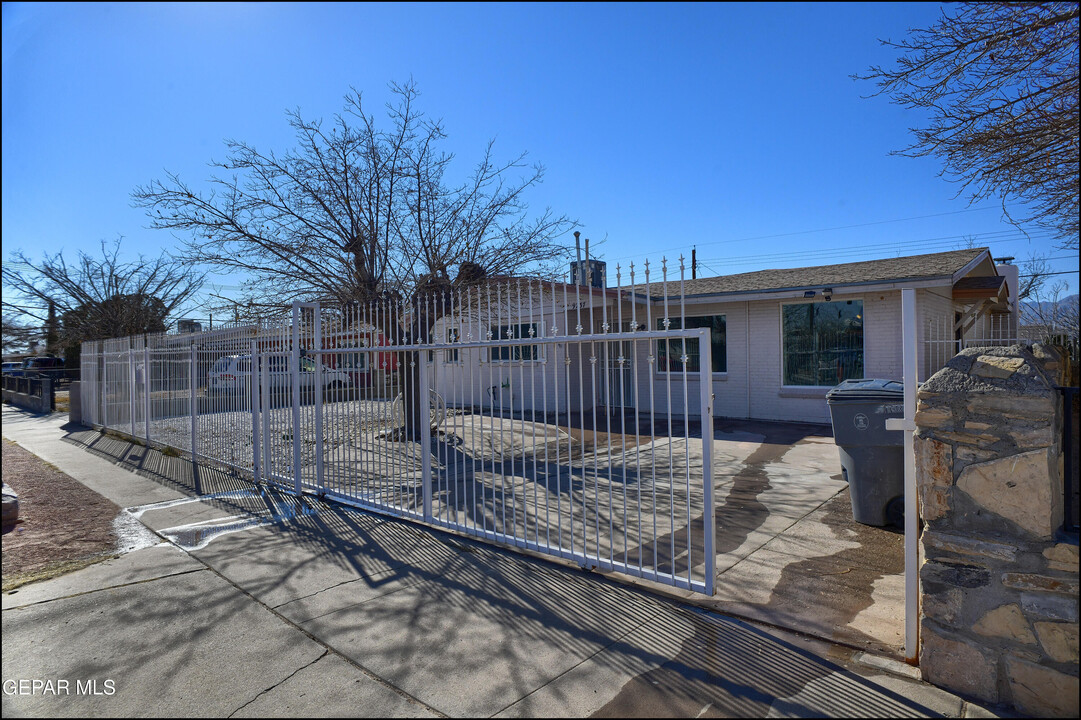 9237 Waverly Dr in El Paso, TX - Building Photo