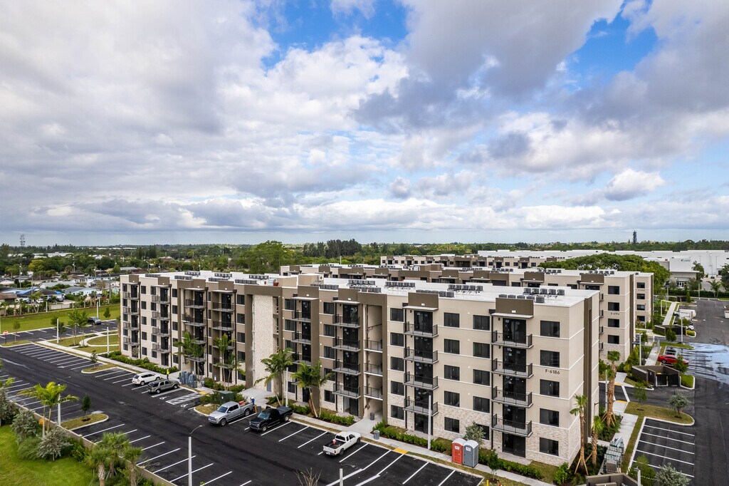 Resia Pine Ridge West Palm Beach, FL Apartments