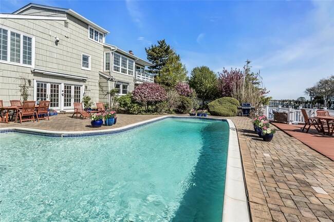 property at 1402 Bay Blvd