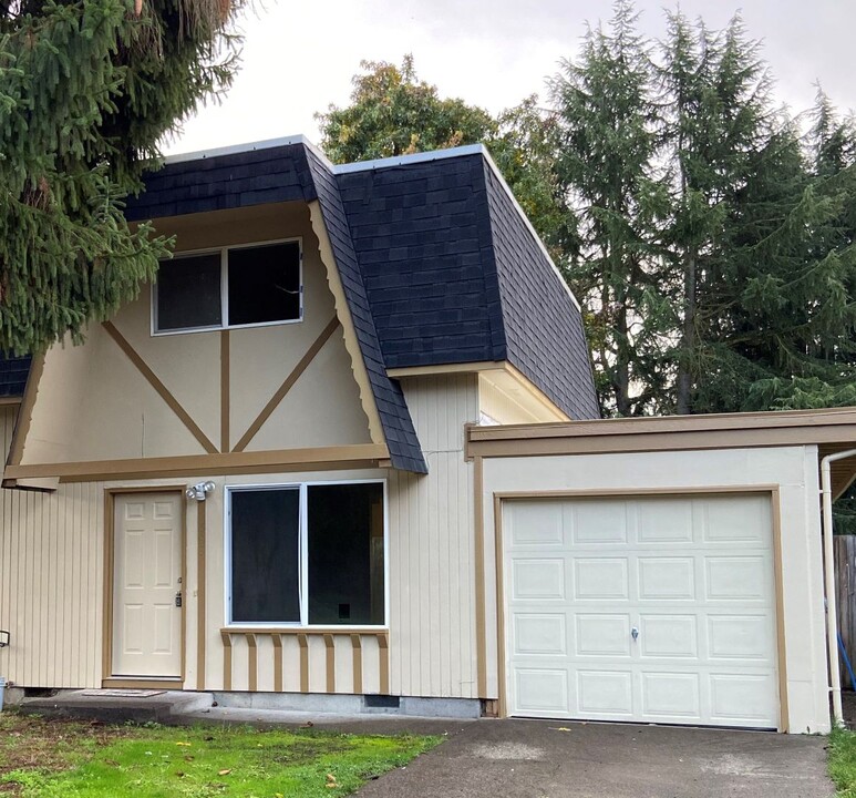 593 Cinderella Loop in Eugene, OR - Building Photo