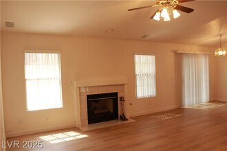 5444 Desert Paradise Dr in Las Vegas, NV - Building Photo - Building Photo