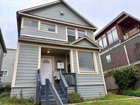 556 Ward St in Seattle, WA - Building Photo