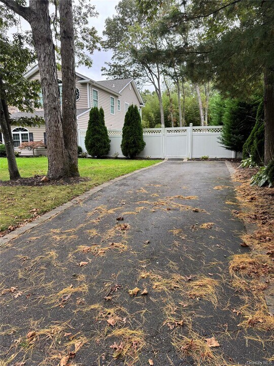 38 Chelsea Dr in Mount Sinai, NY - Building Photo