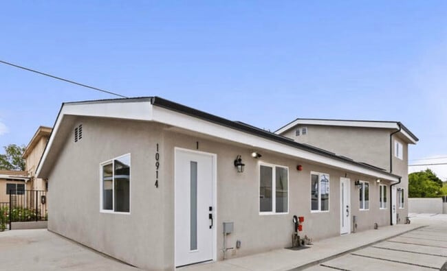 10914 Columbus Ave, Unit 4