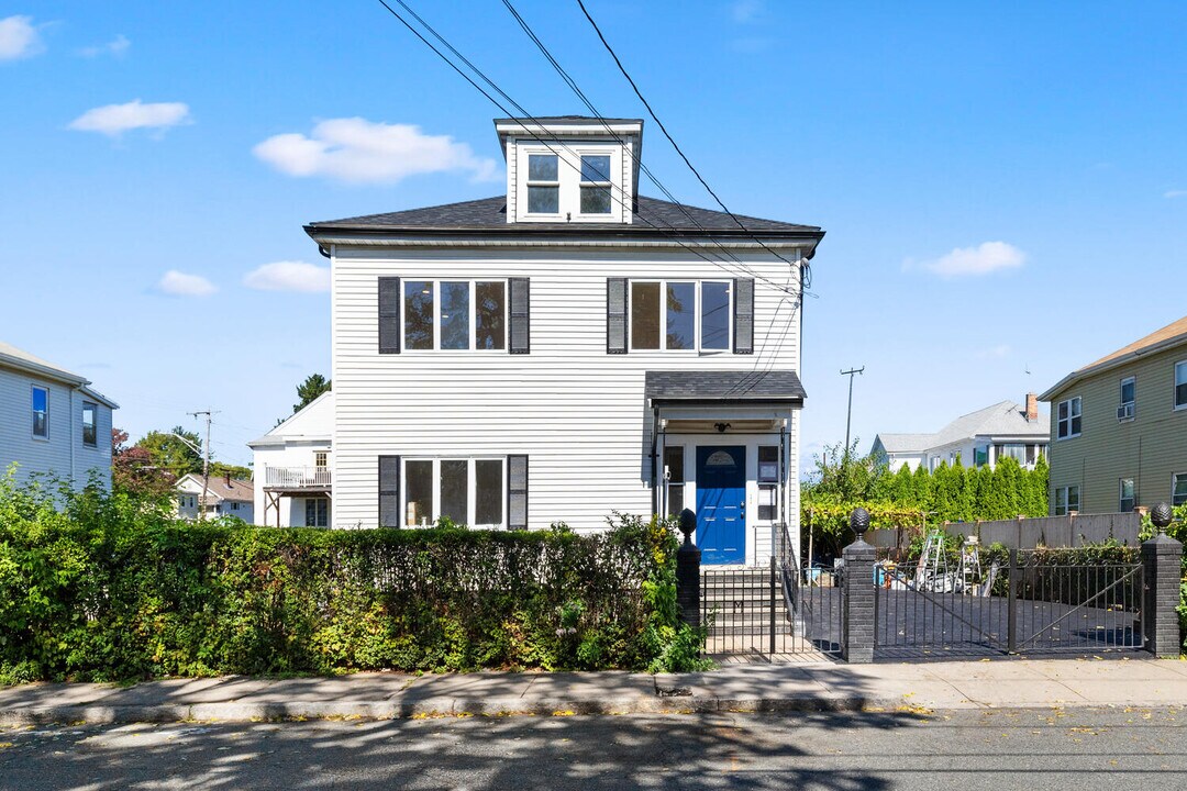 70 Billings Ave in Medford, MA - Foto de edificio