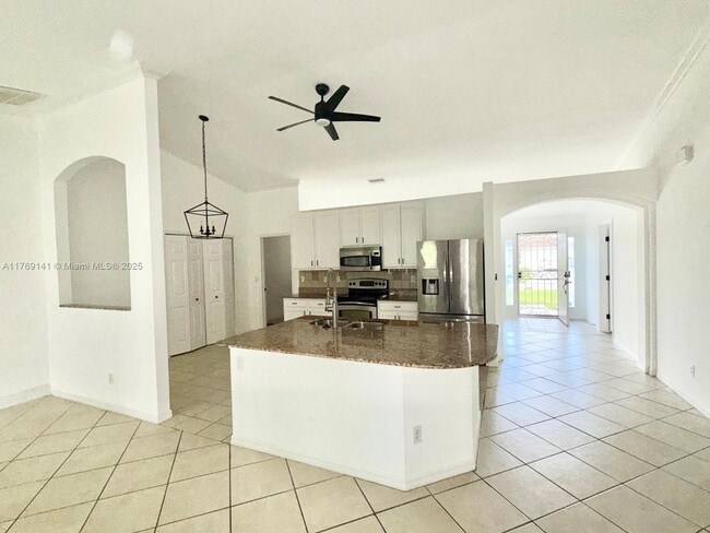 909 SW 10th Pl in Cape Coral, FL - Building Photo - Building Photo