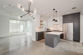 1206 Justin Ln in Austin, TX - Foto de edificio - Building Photo