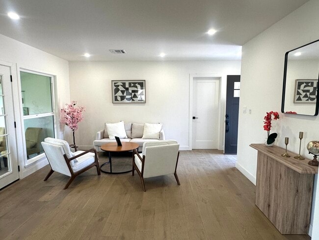 16913 Covello St in Van Nuys, CA - Foto de edificio - Building Photo