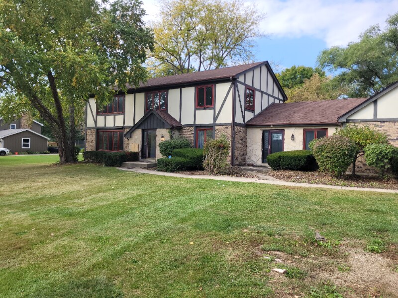 10 Sherwood Rd in Elgin, IL - Building Photo