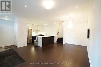 4030 Parkside Village Dr in Mississauga, ON - Building Photo - Building Photo