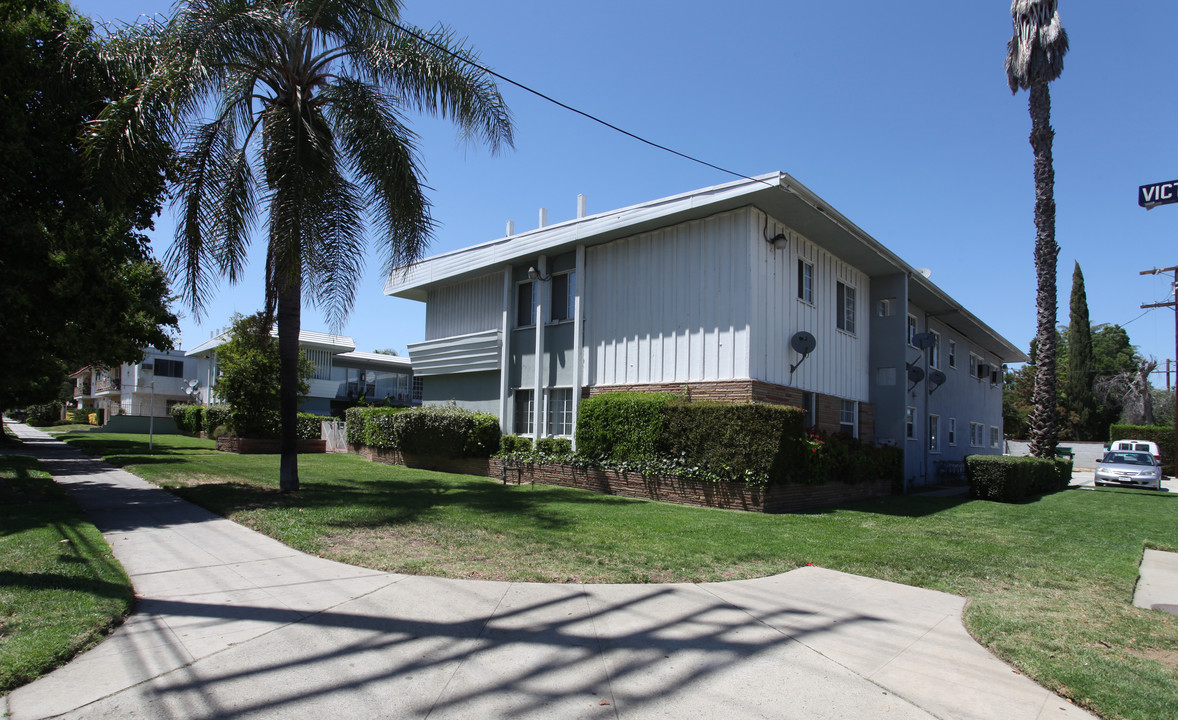 15907 Victory Blvd in Van Nuys, CA - Building Photo