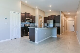 6983 KIng Creek Dr in Sun City Center, FL - Foto de edificio - Building Photo