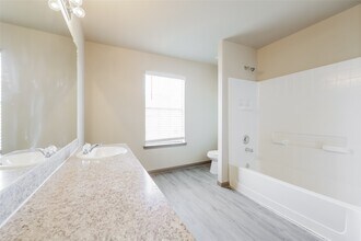 2451 Peterborough Way in Houston, TX - Building Photo - Building Photo