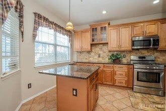 1503 Blossom Cir in Dayton, NJ - Foto de edificio - Building Photo