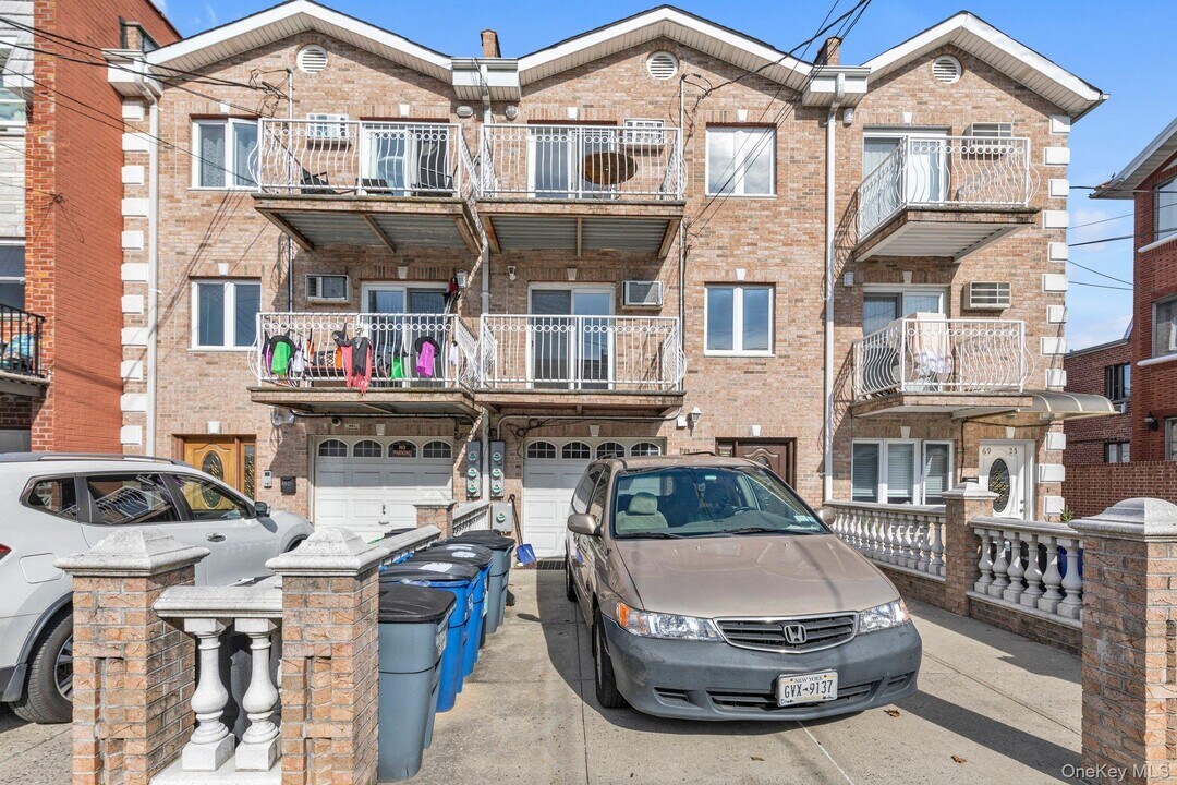 69-21 62nd Dr in Queens, NY - Building Photo