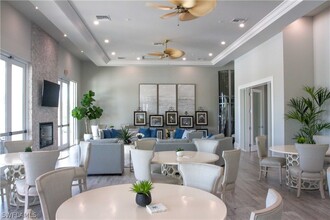 201 Indies Dr E in Naples, FL - Foto de edificio - Building Photo