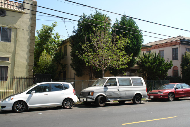 2811 San Marino St in Los Angeles, CA - Foto de edificio - Building Photo