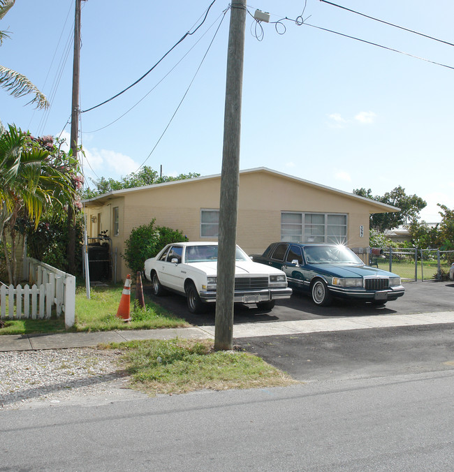 327 SW 1st Ave in Dania Beach, FL - Building Photo - Building Photo