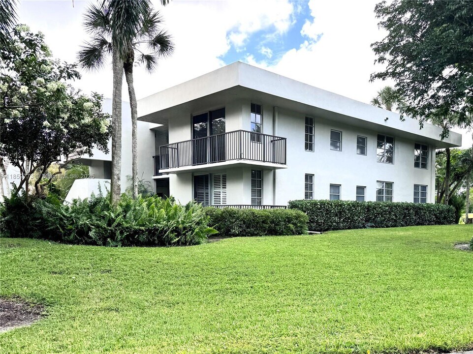 901 W Cypress Ln in Pompano Beach, FL - Building Photo