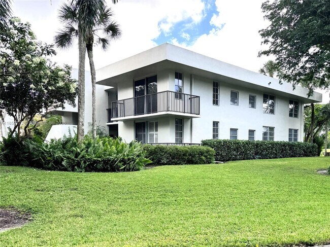 901 W Cypress Ln in Pompano Beach, FL - Building Photo - Building Photo