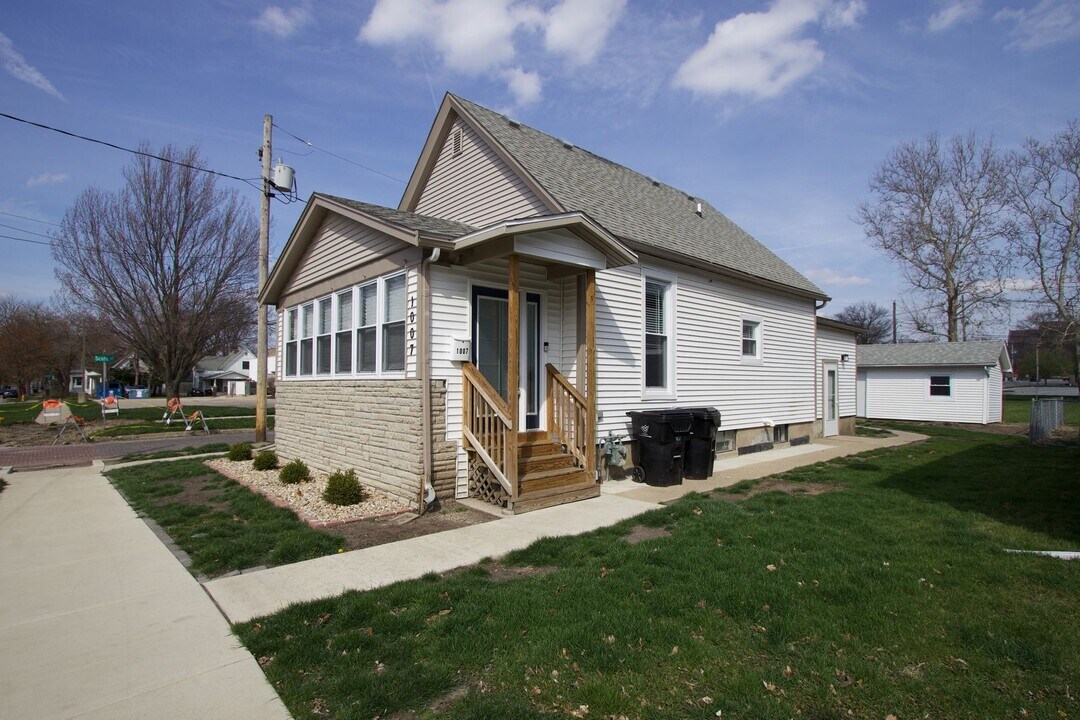 1007 N Madison St in Bloomington, IL - Building Photo