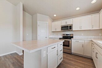 5460 N Maplestone Ave in Meridian, ID - Building Photo - Building Photo