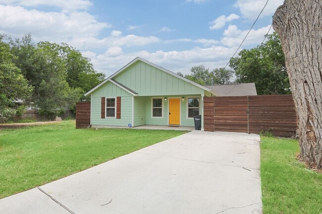 2055 Michigan St in New Braunfels, TX - Building Photo - Building Photo