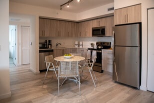 Lincoln Gardens in Miami, FL - Building Photo
