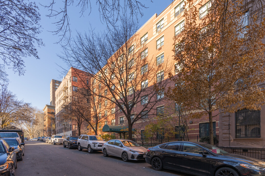 17 West 102Nd Street in New York, NY - Building Photo