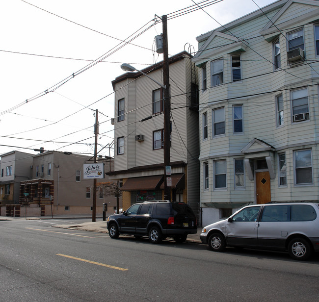 349 Avenue E in Bayonne, NJ - Foto de edificio - Building Photo