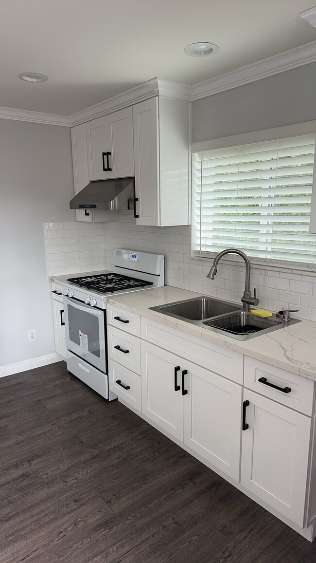 7011 Jumilla Ave, Unit Unit - B in Winnetka, CA - Building Photo - Building Photo