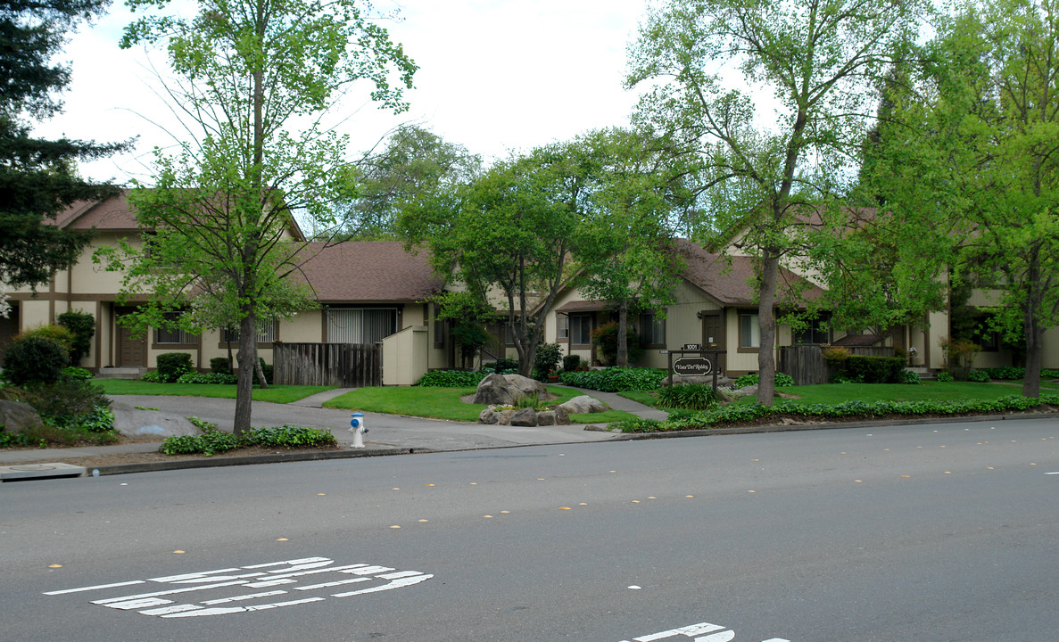 Vista Del Robles in Santa Rosa, CA - Foto de edificio