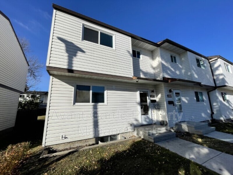 2573-2135 135 Ave NW in Edmonton, AB - Building Photo