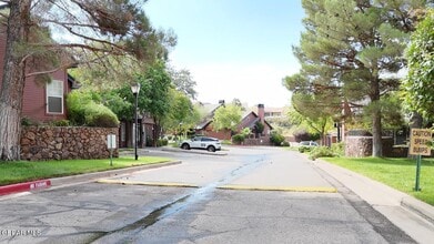 31 Stratford Hall Cir in El Paso, TX - Building Photo - Building Photo