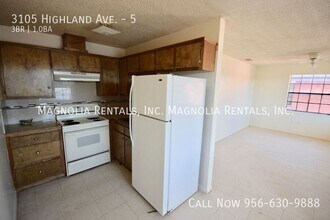 3105 Highland Ave in McAllen, TX - Foto de edificio - Building Photo