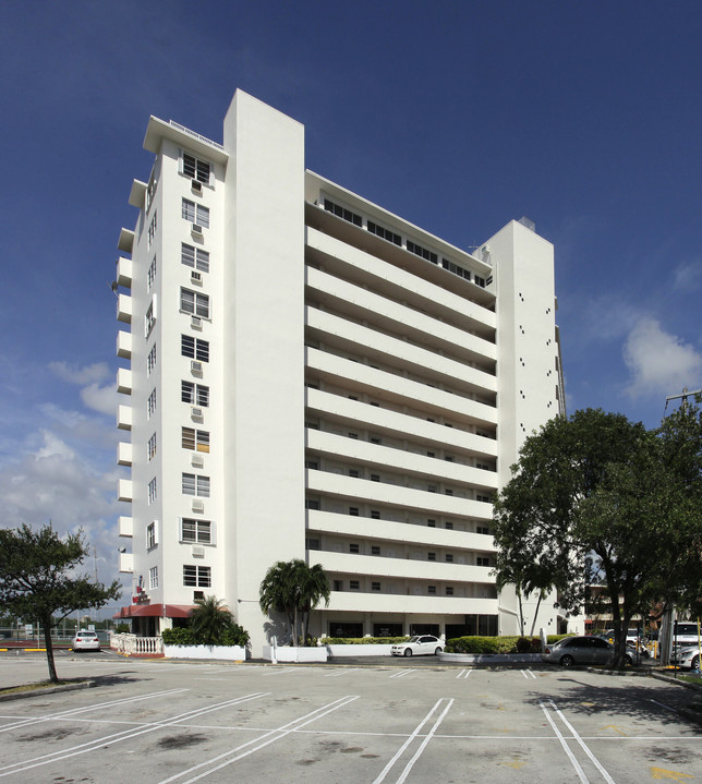 Bayshore Yacht & Tennis Club in North Bay Village, FL - Building Photo