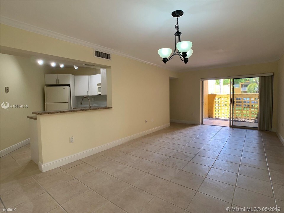 9735 Fontainebleau Blvd in Miami, FL - Building Photo