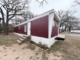 215 Weeks Rd in Cleburne, TX - Building Photo