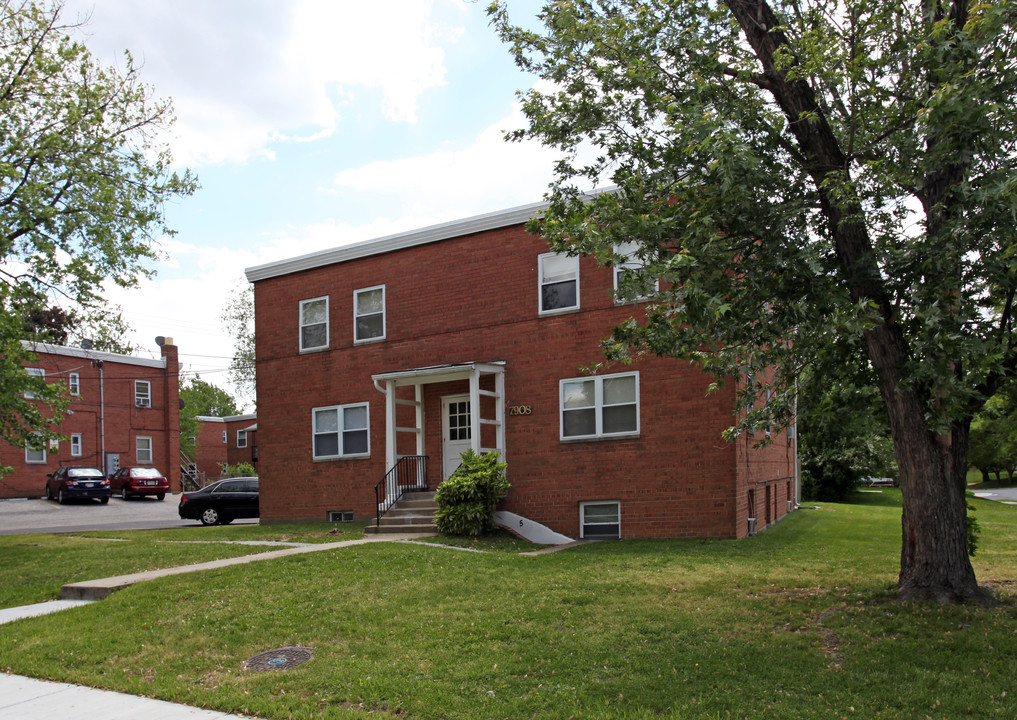 7908 Kennewick Ave in Takoma Park, MD - Foto de edificio