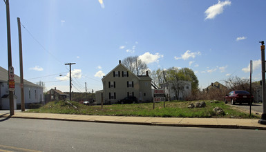 27 Montvale Ave in Woburn, MA - Foto de edificio - Building Photo