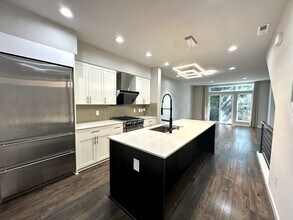 13955 NE 15th Ct in Bellevue, WA - Building Photo - Building Photo