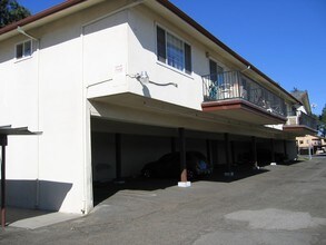 Palm Plaza Apartments in Fresno, CA - Building Photo - Building Photo