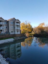 Willowbrook Place in Thiensville, WI - Foto de edificio - Building Photo