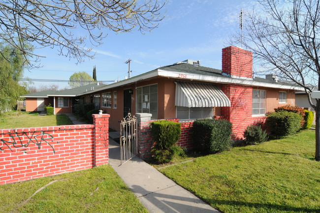 2950 N 1st St in Fresno, CA - Building Photo - Building Photo