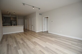 1554 N Talman Ave, Unit 405 in Chicago, IL - Building Photo - Building Photo