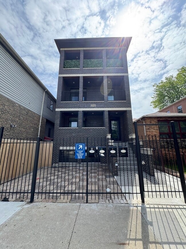 2739 S Shields Ave in Chicago, IL - Building Photo - Building Photo