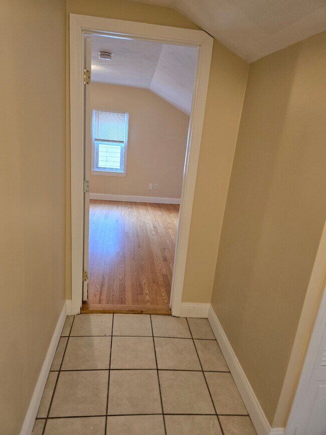 27 Shelby St, Unit 3 in Worcester, MA - Foto de edificio - Building Photo