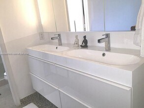 1654 Salerno Cir in Weston, FL - Foto de edificio - Building Photo