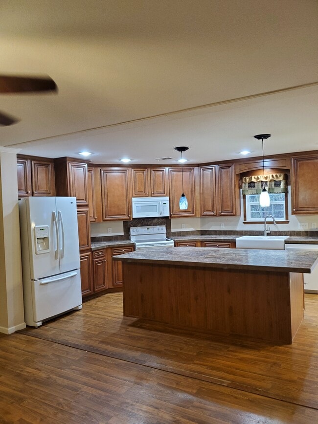 2974 Maple Street in Hollister, MO - Foto de edificio - Building Photo