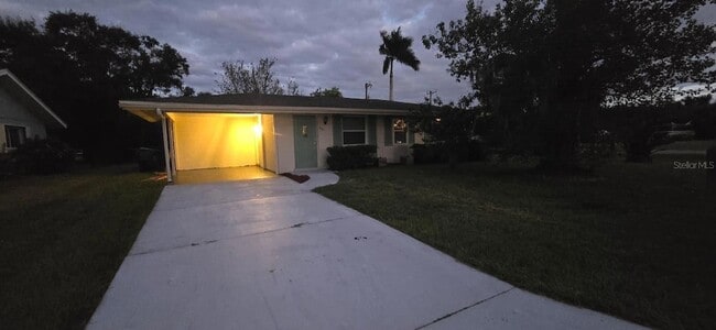 401 Skylark Ln NW in Port Charlotte, FL - Foto de edificio - Building Photo